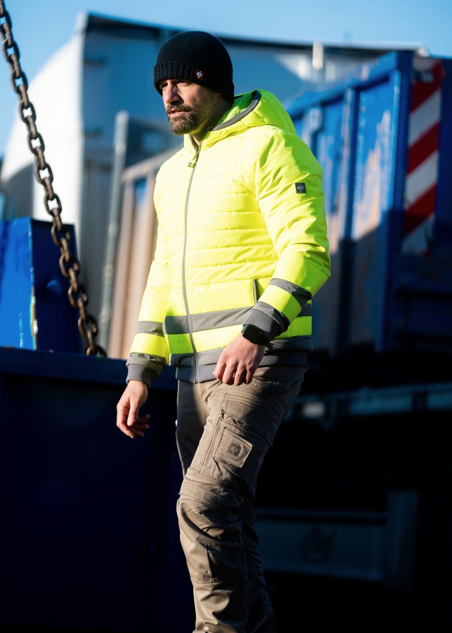 Lek Bitic in Warnjacke auf der Baustelle